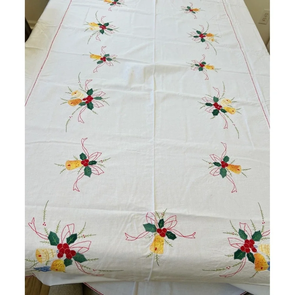 VINTAGE HAND EMBROIDERED CHRISTMAS TABLECLOTH Set W/12 Napkins 72X 108